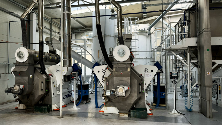 Zwei GRB2 880.264 Nawrocki Pelletpressen in einer laufenden Produktionslinie im Werk